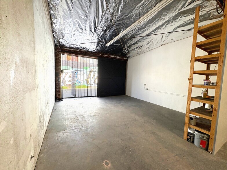 More Photos Of 2315-2319 E 8th St, Los Angeles Warehouse For Lease