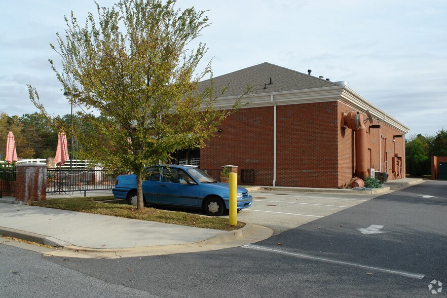 More Photos Of 540 W Crossville Rd, Roswell Freestanding For Lease