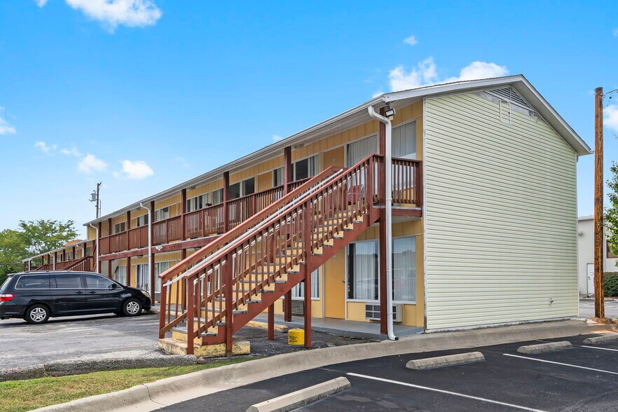 More Photos Of 1325 W Highway 76, Branson Hotel For Sale