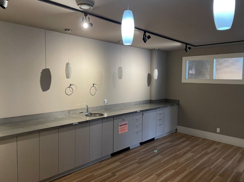 More Photos Of 1415 28 St NE, Calgary Distribution For Lease