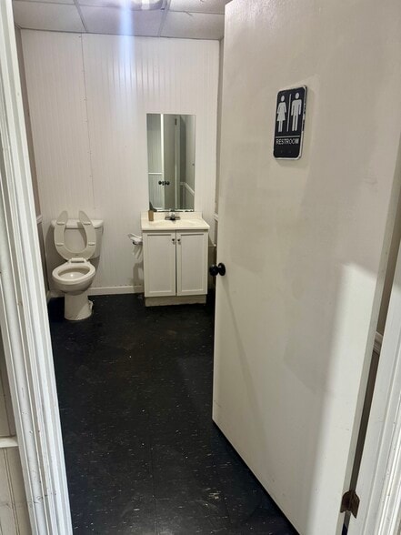 More Photos Of 408 N Springs Rd, Columbia Warehouse For Lease