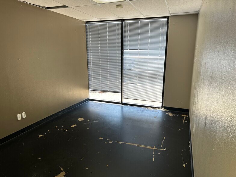 More Photos Of 10444-10458 Sentinel St, San Antonio Flex For Lease