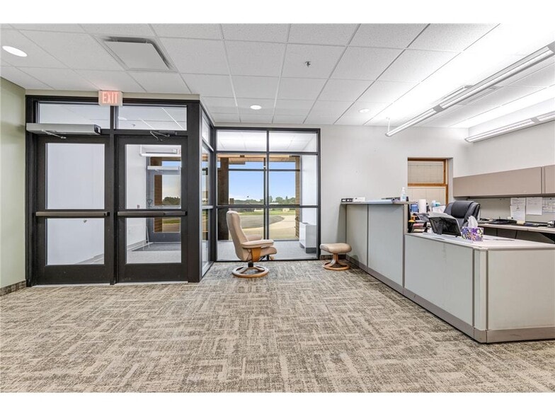More Photos Of 1004 N Loeffler Ave, Caledonia Medical For Sale