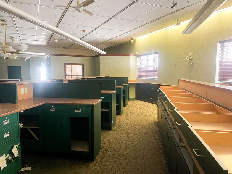 More Photos Of 400 Market St, Sunbury Bank For Sale