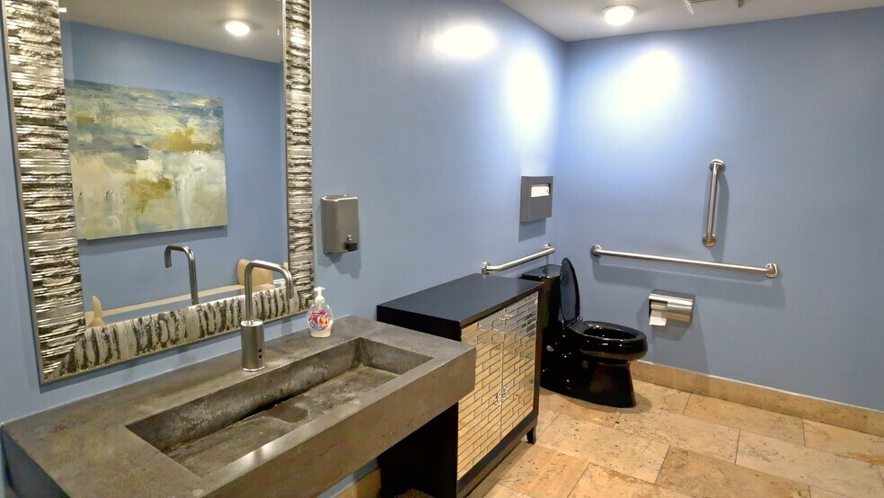 More Photos Of 710 E 64th St, Indianapolis Office For Lease