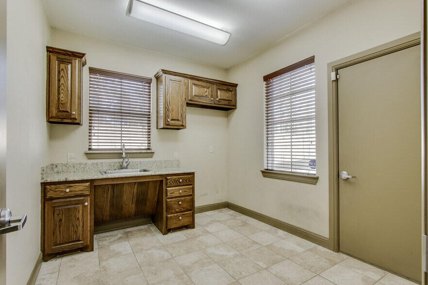 More Photos Of 8609 Mid Cities Blvd, North Richland Hills Office For Lease