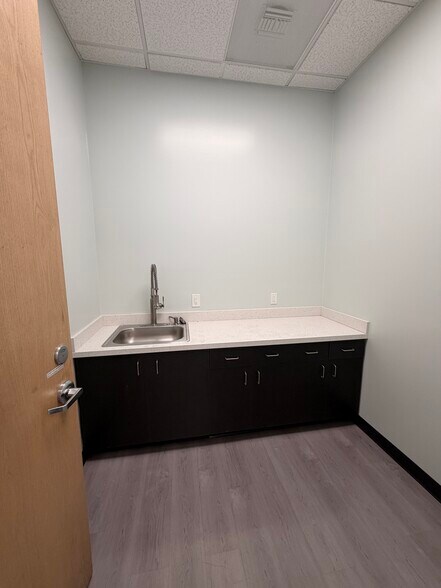 More Photos Of 5142 Clareton Dr, Agoura Hills Showroom For Lease