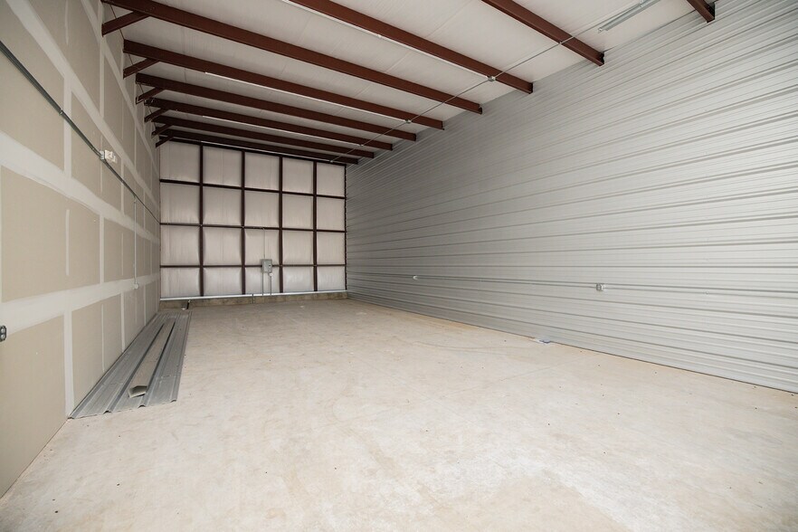 More Photos Of 1532 E Mason Dr, Kechi Self Storage For Sale