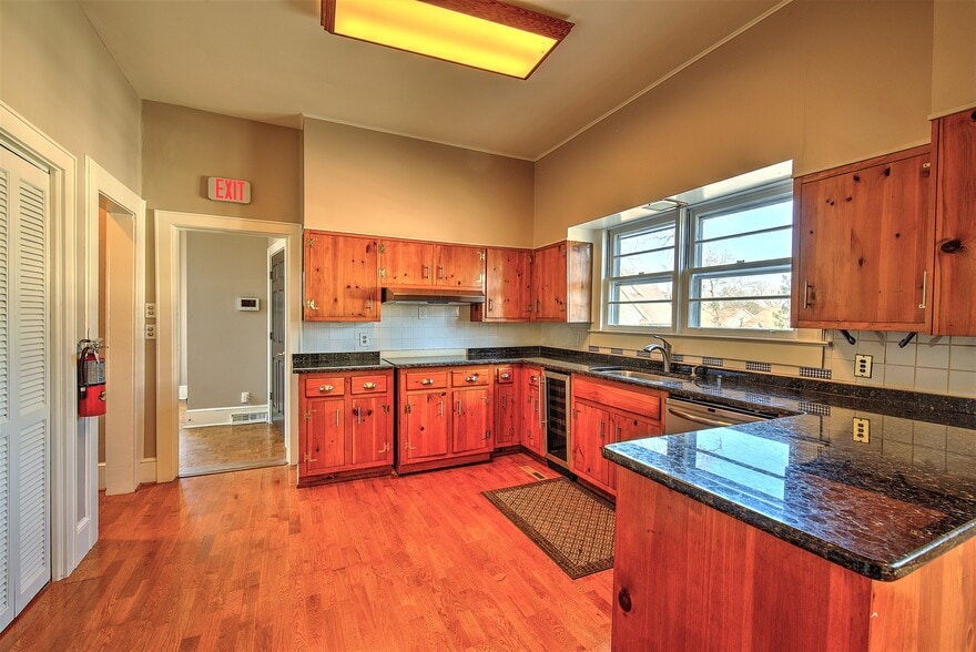 More Photos Of 1011 E Washington St, Greenville Office For Lease