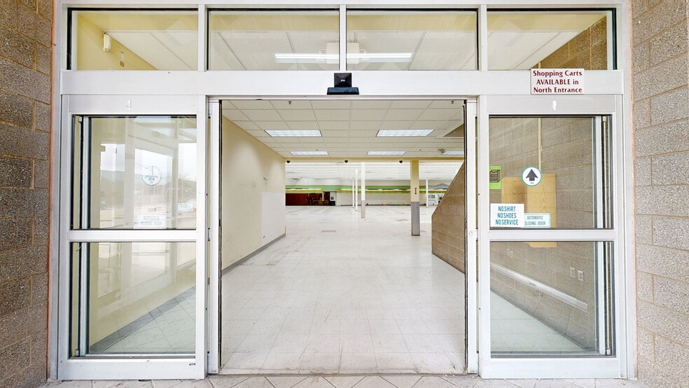 More Photos Of 400 W 9th St N, Ladysmith General Retail For Sale