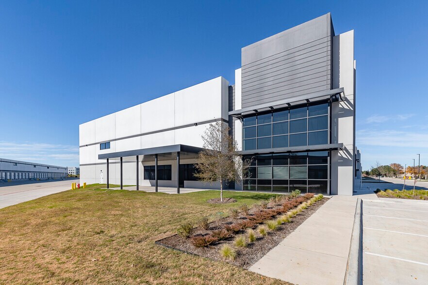 More Photos Of 4536 W Royal, Irving Warehouse For Lease