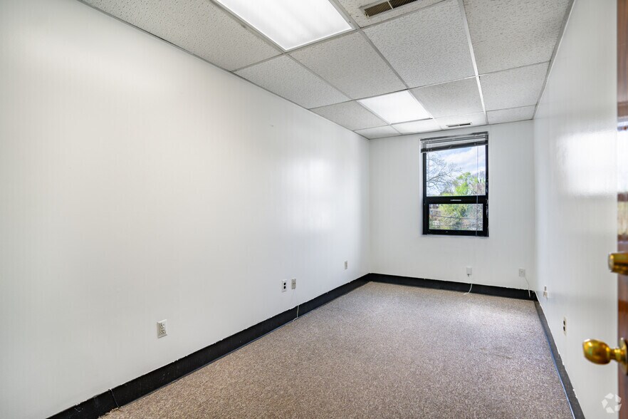 More Photos Of 8332 Richmond Hwy, Alexandria Storefront For Lease