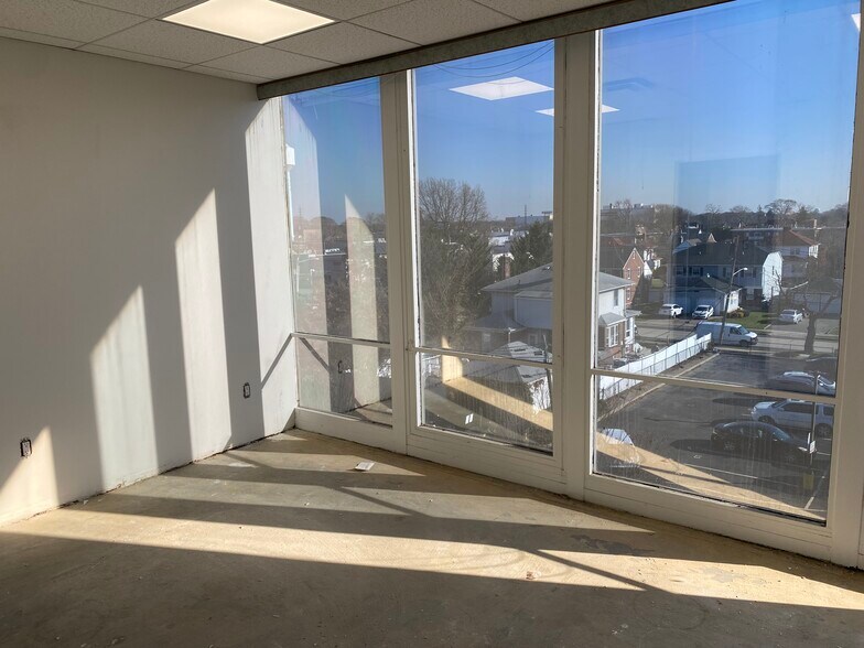 More Photos Of 371 Merrick Rd, Rockville Centre Office For Lease