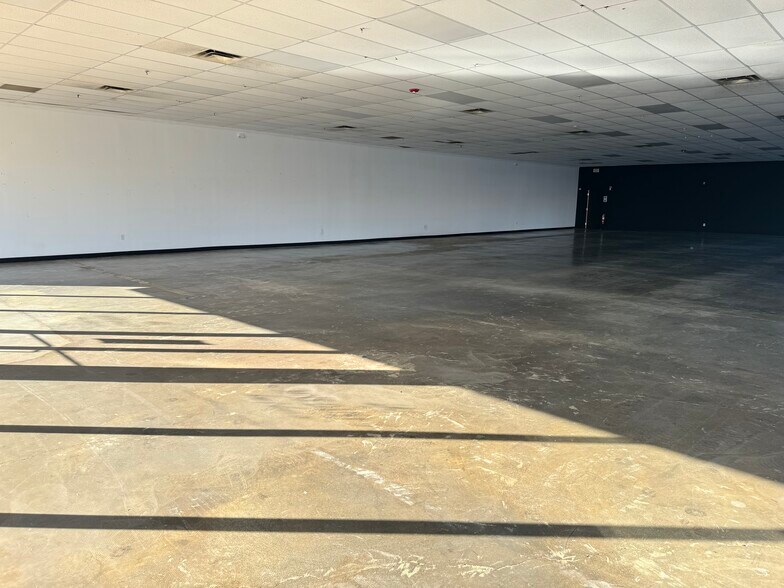 More Photos Of 529 46th St, Rogers Freestanding For Lease