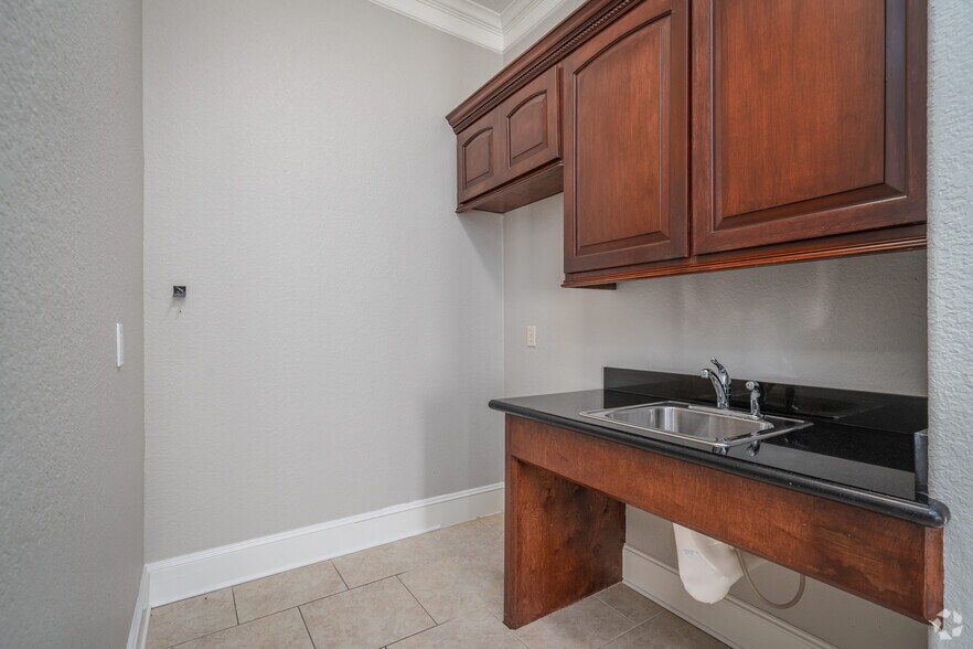 More Photos Of 11601 Spring Cypress Rd, Tomball Office For Sale