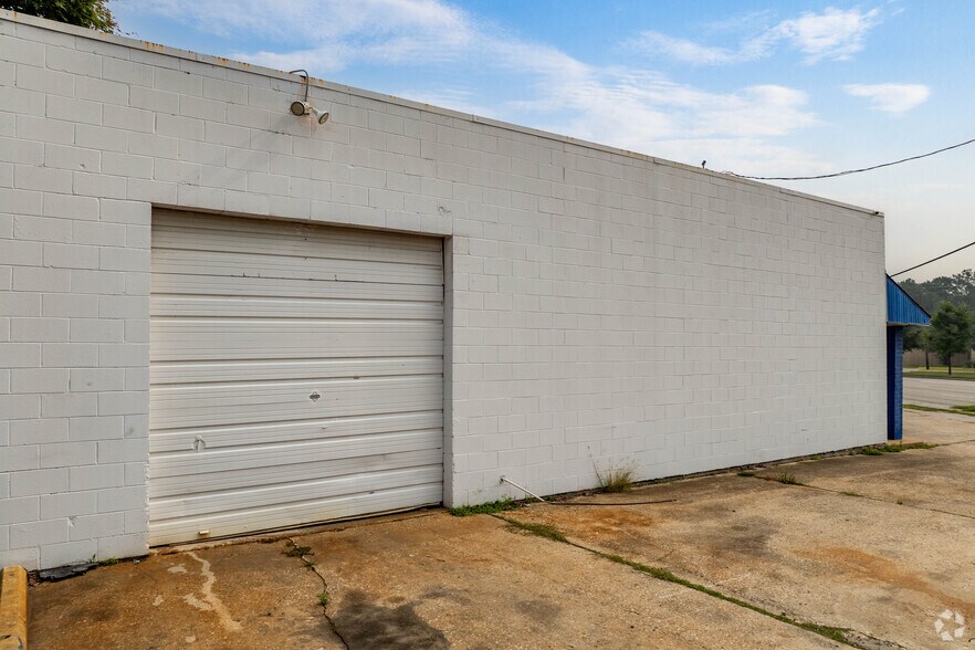 More Photos Of 2801 N Alexander Dr, Baytown Service Station For Lease