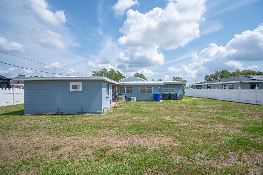 More Photos Of 304 Doris Dr, Lakeland Medical For Sale