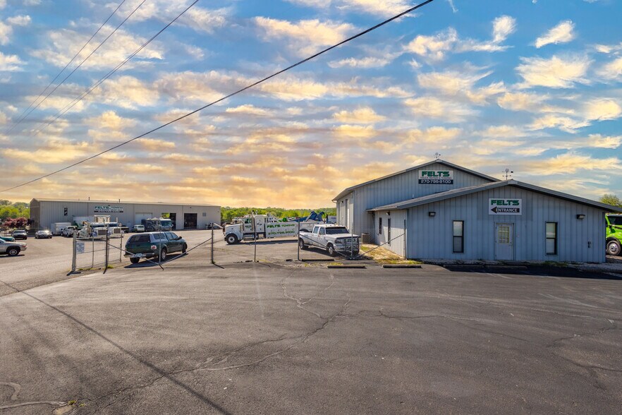 More Photos Of 267 N Graham St, Bowling Green Light Distribution For Sale