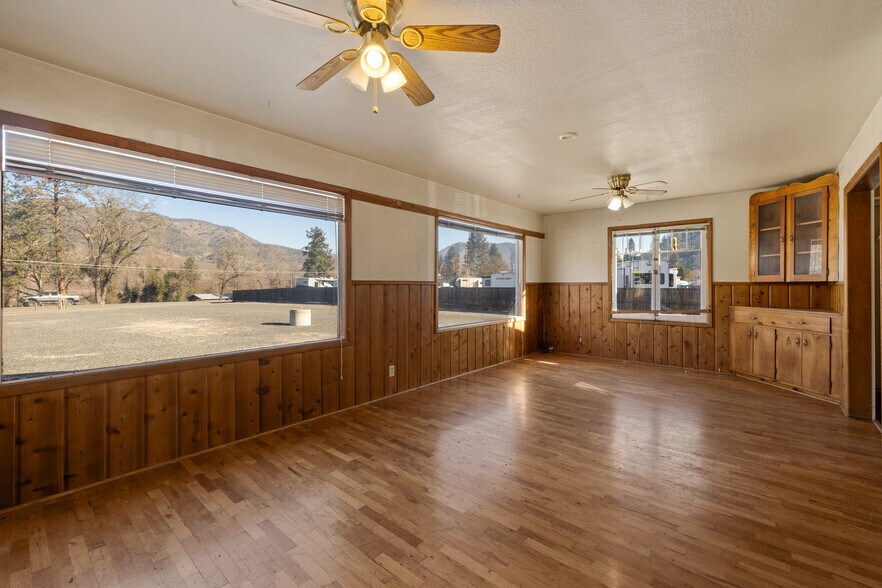 More Photos Of 175 Rogue River Hwy, Gold Hill Office For Sale