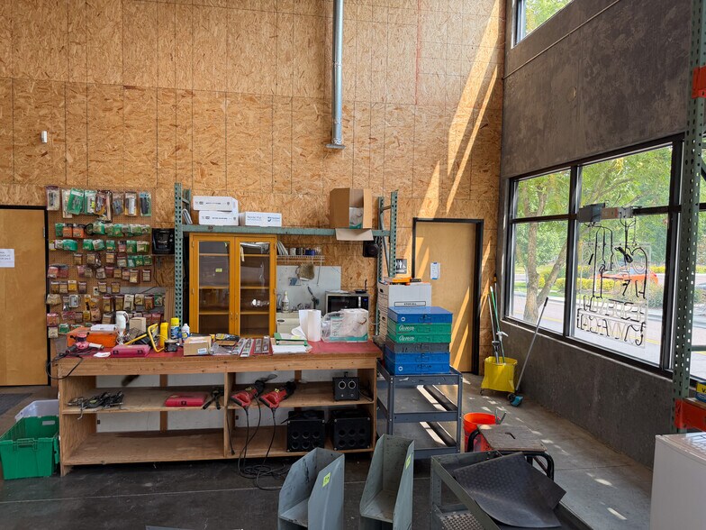 More Photos Of 6510 Rosewood St, Lake Oswego Warehouse For Lease