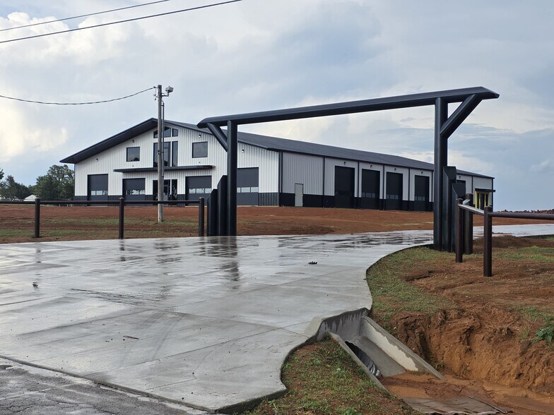 Primary Photo Of 13530 Pine St, Edmond Flex For Lease