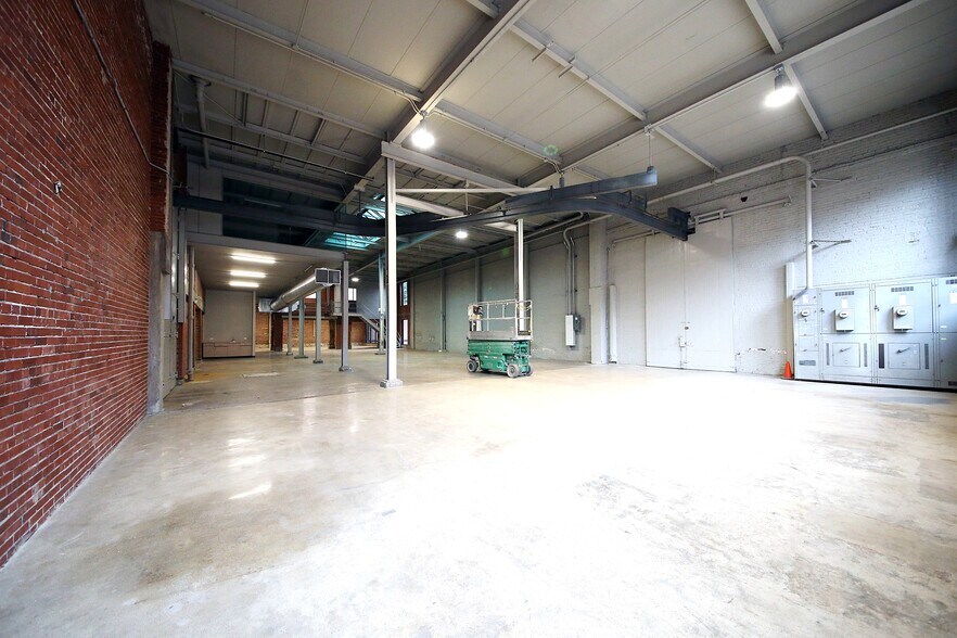 More Photos Of 900 W Cermak Rd, Chicago Warehouse For Lease