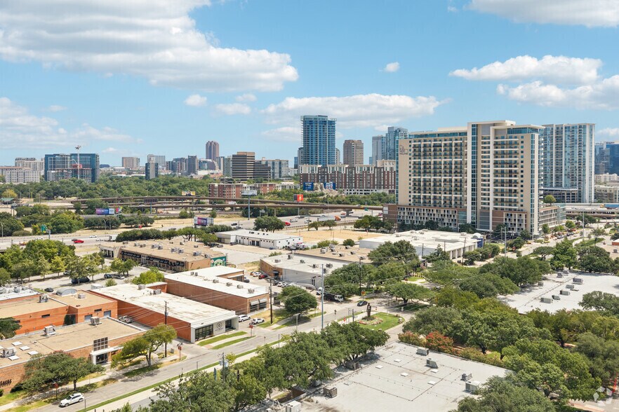 More Photos Of 1710 Hi Line Dr, Dallas Showroom For Lease