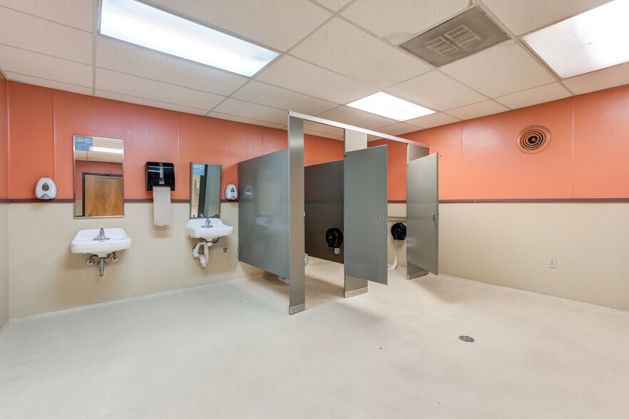 More Photos Of 3802-3806 Interstate 27, Lubbock Office For Sale