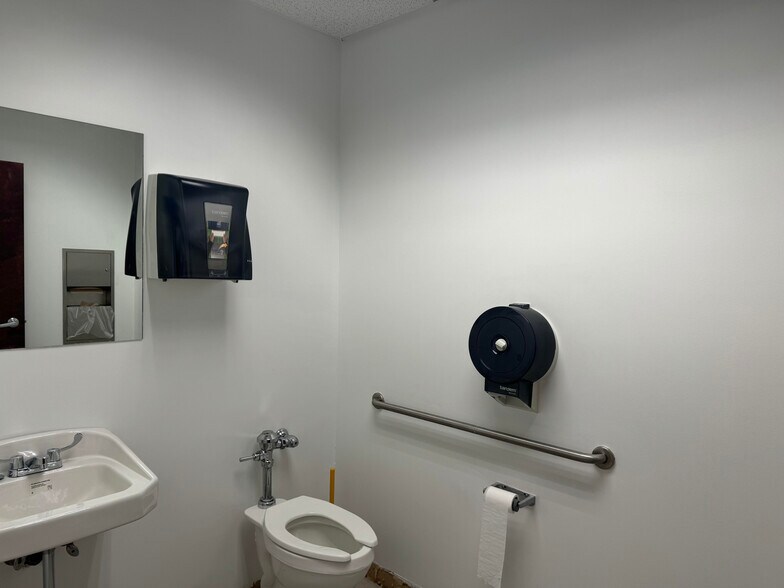 More Photos Of 5010 Rt-30, Amsterdam Medical For Lease