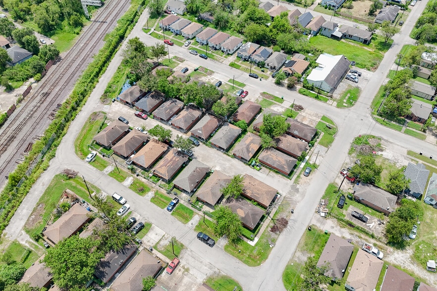 More Photos Of 2101 Hutton St, Houston Apartments For Sale