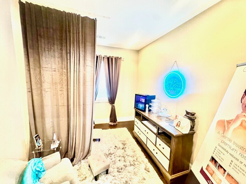 More Photos Of 919 W Gray St, Houston Office For Lease