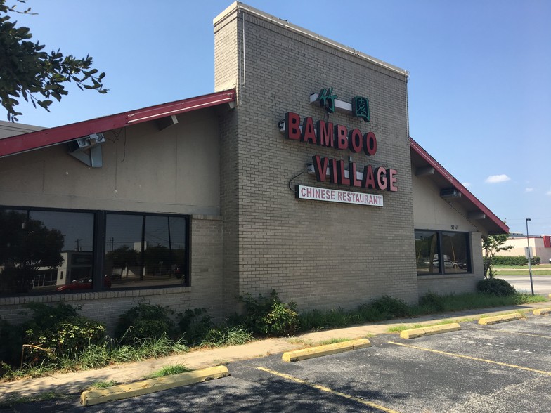 More Photos Of 5151 Avenue H, Rosenberg Restaurant For Sale