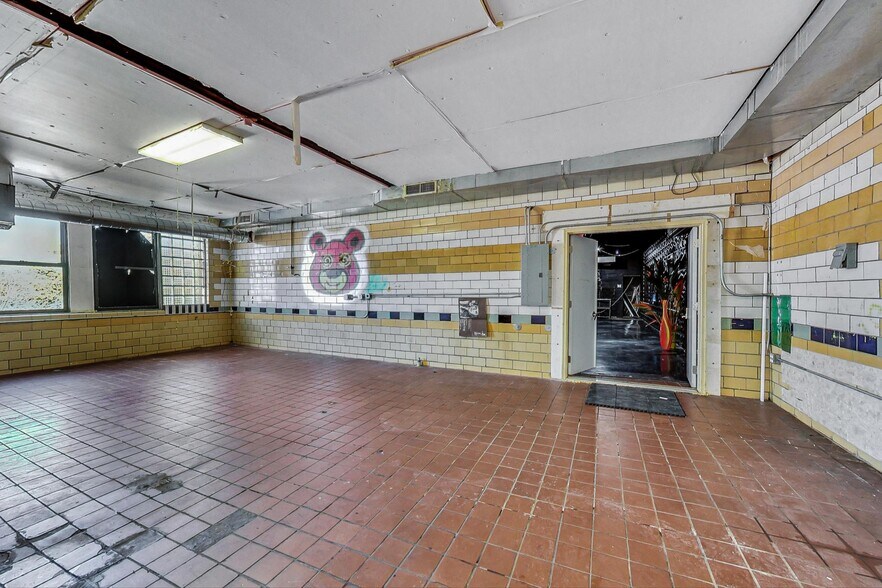 More Photos Of 3693-3705 W Grand Ave, Chicago Warehouse For Sale