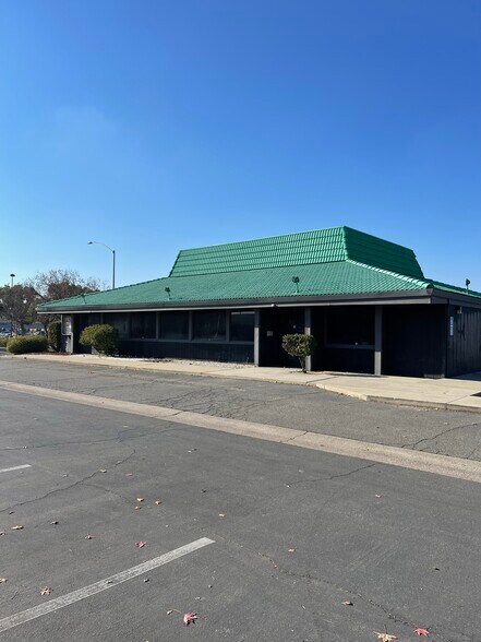 More Photos Of 125 Shaw Ave, Clovis Freestanding For Sale