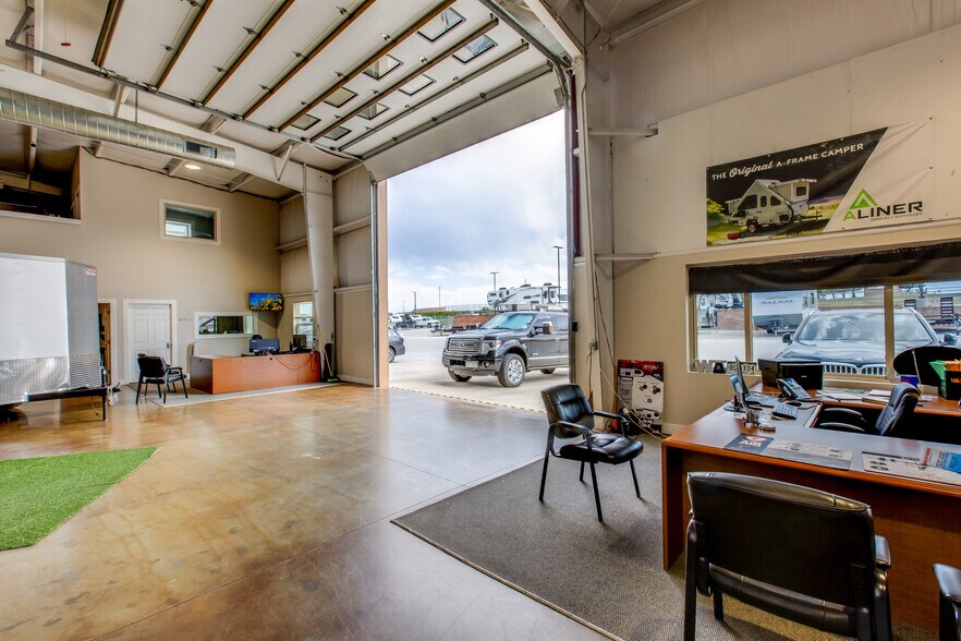 More Photos Of 4081 Camelot Cir, Longmont Showroom For Sale