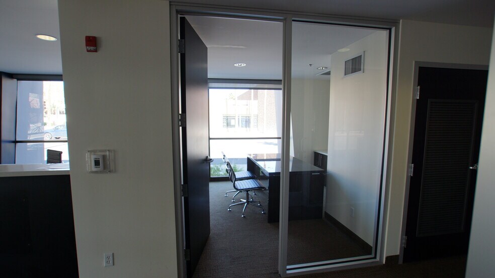 More Photos Of 500 S Palm Canyon Dr, Palm Springs Office For Lease