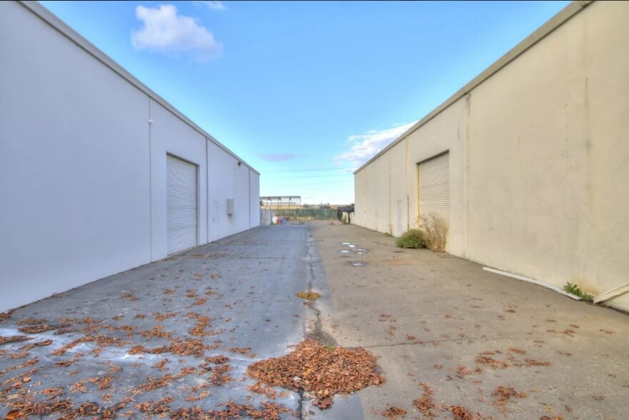 More Photos Of 8535 Morrison Creek Rd, Sacramento Showroom For Lease