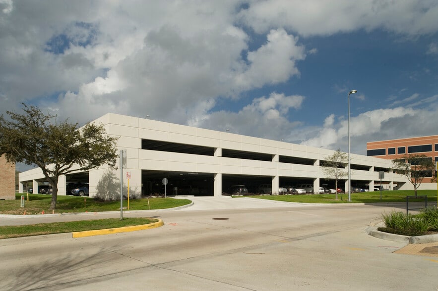 More Photos Of 18051 Saturn Ln, Houston Office For Lease