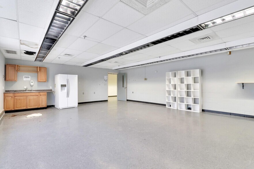 More Photos Of 40 Commercial Ave, Middletown Warehouse For Lease