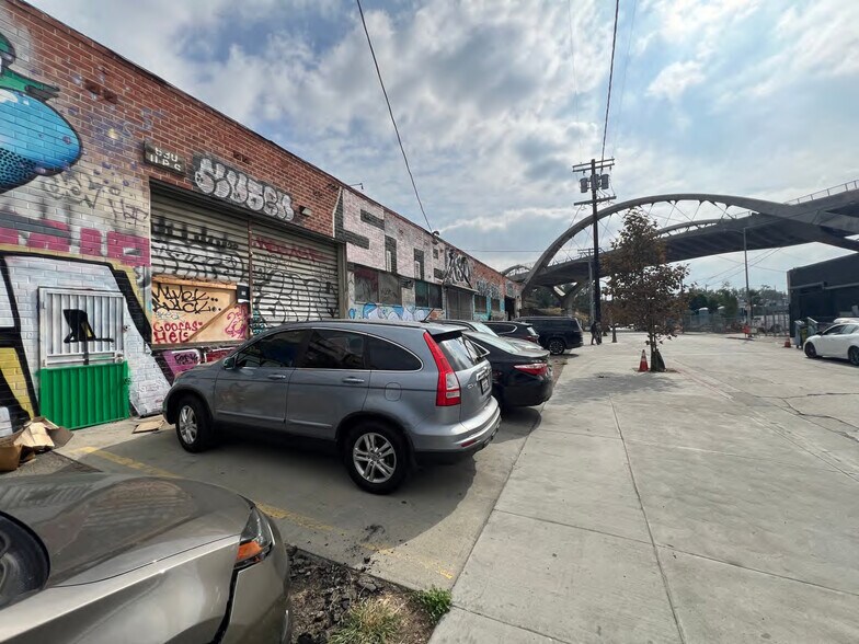 More Photos Of 630 S Clarence St, Los Angeles Manufacturing For Lease