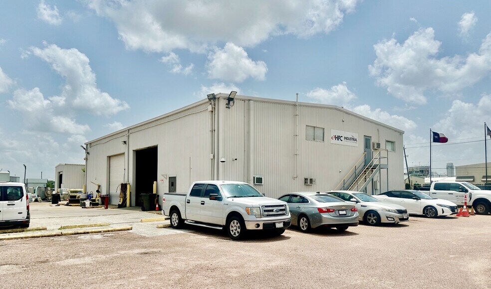 More Photos Of 620 Howard Dr, Deer Park Warehouse For Lease
