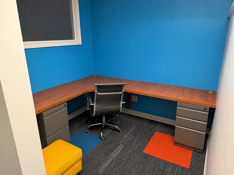 More Photos Of 9955 Crosspoint Blvd, Fishers Office For Sale