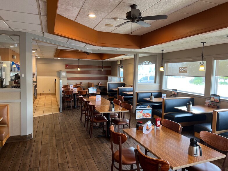 More Photos Of 1347 Kinneman Dr, Bourbonnais Restaurant For Sale