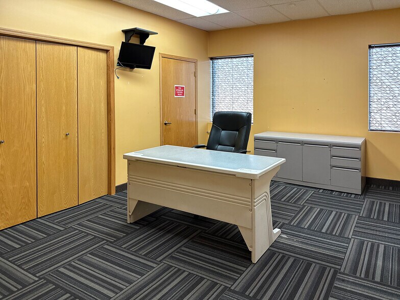 More Photos Of 1360 E County Road E E, Vadnais Heights Warehouse For Lease