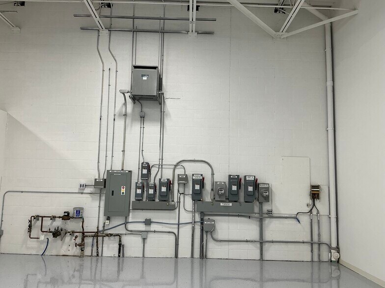 More Photos Of 5900 Rhodes Dr, Windsor Distribution For Lease
