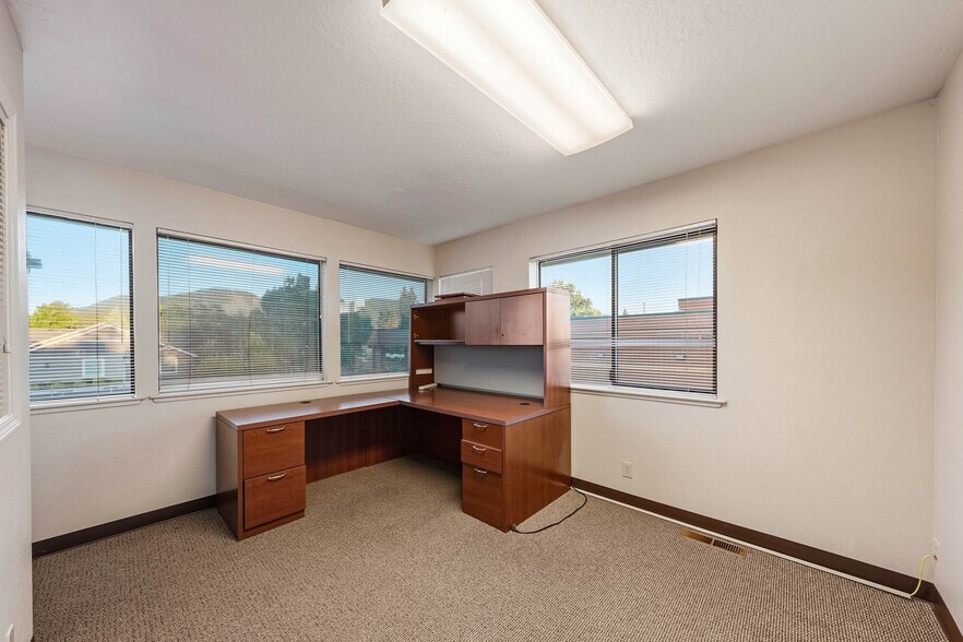 More Photos Of 735 SE 7th St, Grants Pass Office For Sale