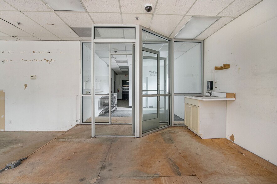 More Photos Of 24100 Meadowbrook Rd, Novi Storefront For Sale
