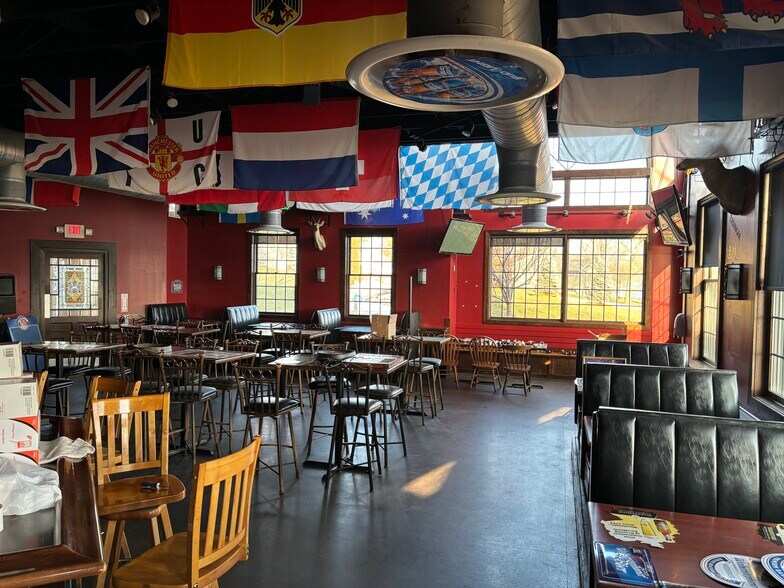 More Photos Of 1001-1007 Canal Shore Dr SW, Le Claire General Retail For Lease