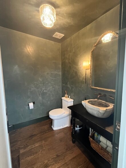 More Photos Of 2247 Sylvan Ave, Dallas Office For Sale