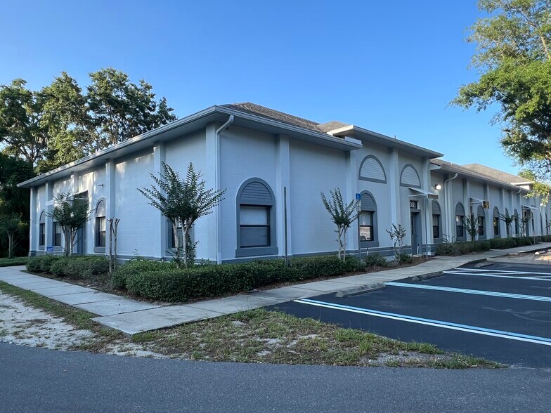 More Photos Of 221 Strawberry Oaks Dr, Orange City Light Manufacturing For Lease